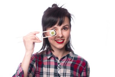 Elinde yemek olan bir kadın. Çubuklardaki suşi