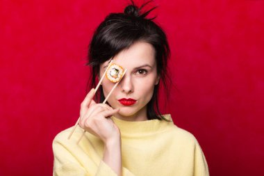 Kadının elinde çubuk suşi Japon Asya 'sını sarıyor.