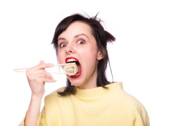 Kadın yemek çubuklarıyla suşi yiyor, rulo, Asya, Japonya