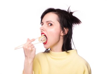 Kadın yemek çubuklarıyla suşi yiyor, rulo, Asya, Japonya