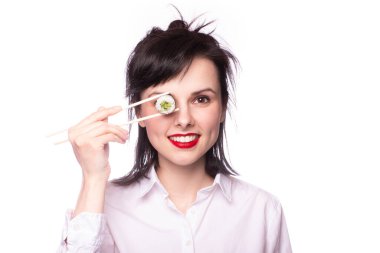 Kadın ofis çalışanı yemek çubuklarıyla ekmek yiyor, beyaz arkaplan