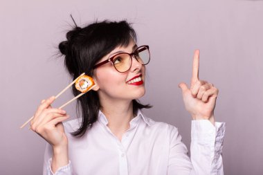 Duygusal kız menajer, ofis çalışanı yemek çubuklarıyla suşi yiyen, Çin böreği, Asya, Japonya