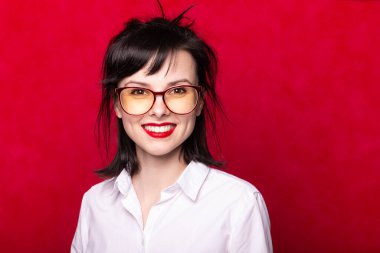 Kırmızı dudaklı bayan yönetici, kırmızı arkaplan