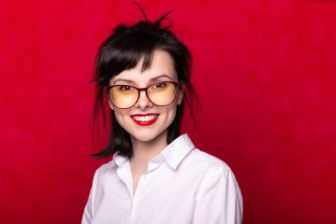 Kırmızı dudaklı bayan yönetici, kırmızı arkaplan