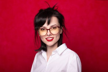 Kırmızı dudaklı bayan yönetici, kırmızı arkaplan