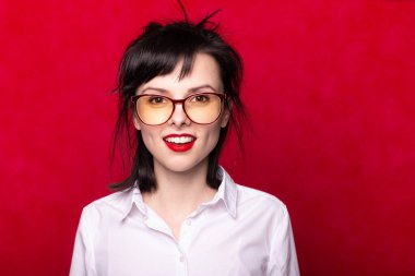 Kırmızı dudaklı bayan yönetici, kırmızı arkaplan