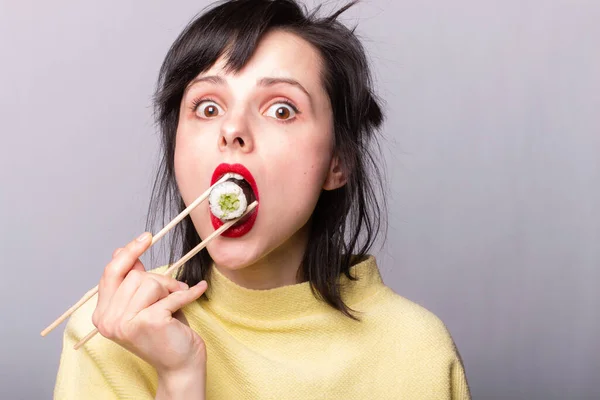 Kobieta Jedząca Sushi Pałeczkami Bułkami Azjatycką Japońską — Zdjęcie stockowe