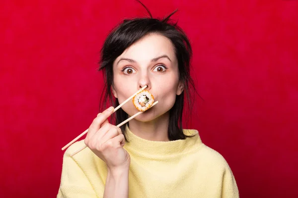 Kobieta Trzyma Pałeczki Sushi Rolki Japonia Azja — Zdjęcie stockowe