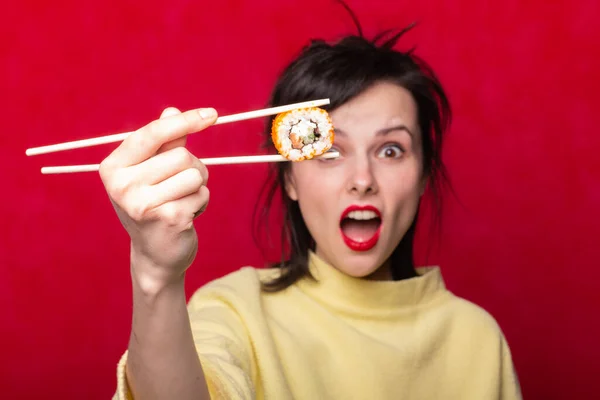Kobieta Jedząca Sushi Pałeczkami Bułkami Azjatycką Japońską — Zdjęcie stockowe