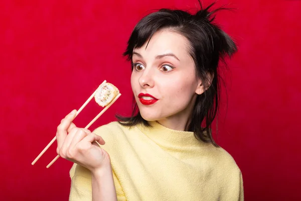 Kobieta Jedzeniem Rękach Sushi Patykach — Zdjęcie stockowe