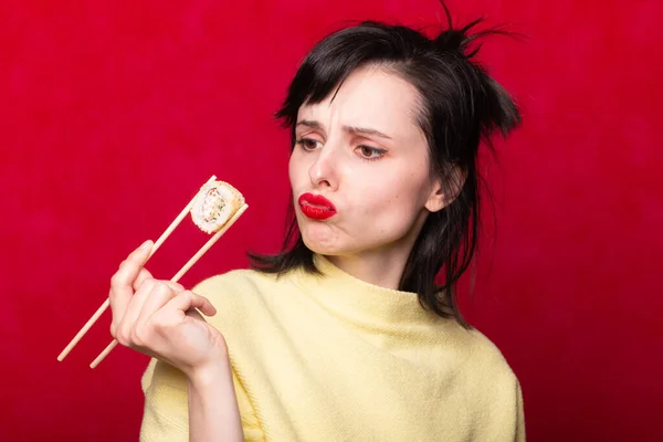 Kobieta Jedzeniem Rękach Sushi Patykach — Zdjęcie stockowe