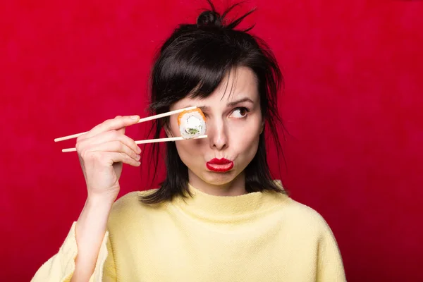Kobieta Czerwonymi Ustami Jasnym Tle Jedząca Sushi Azjatycka Żywność — Zdjęcie stockowe