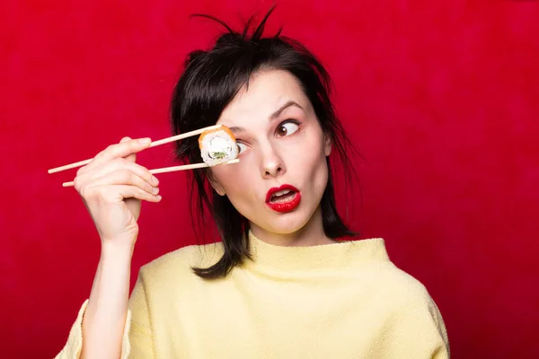 Mulher Comendo Sushi Rolos Fundo Vermelho — Fotografia de Stock