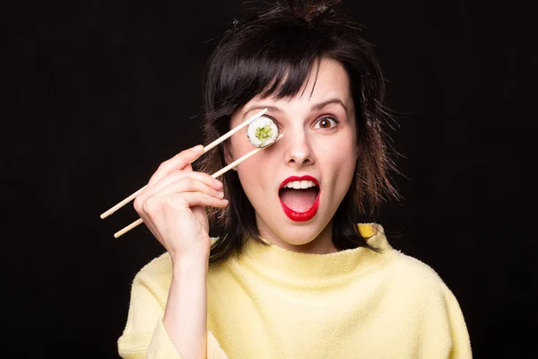 Kobieta Jedząca Sushi Bułki Czarnym Tle — Zdjęcie stockowe