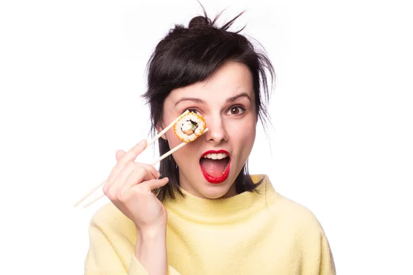 Dziewczyna Czerwoną Szminką Ustach Żółtym Swetrze Trzyma Kije Sushi Rolki — Zdjęcie stockowe