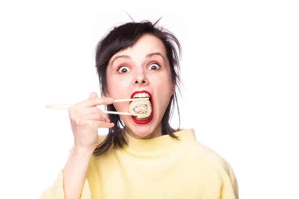Kadın Yemek Çubuklarıyla Suşi Yiyor Rulo Asya Japonya — Stok fotoğraf