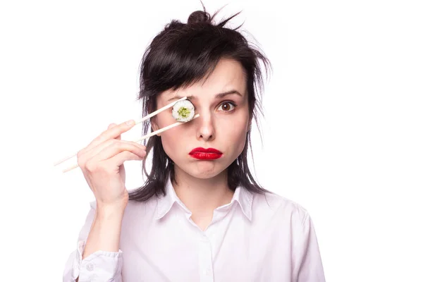 Uma Menina Uma Camisa Branca Come Sushi Com Pauzinhos Japão — Fotografia de Stock