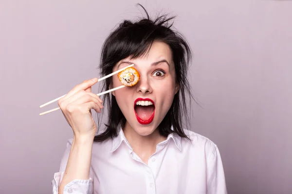 Menina Uma Camisa Branca Com Lábios Vermelhos Come Comida Asiática — Fotografia de Stock