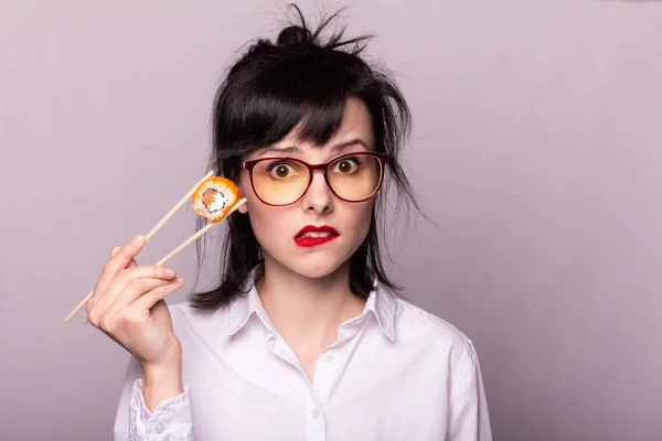 Menina Emocional Camisa Branca Óculos Comendo Sushi Com Pauzinhos Rolos — Fotografia de Stock