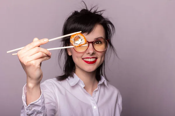 Menina Emocional Camisa Branca Óculos Comendo Sushi Com Pauzinhos Rolos — Fotografia de Stock