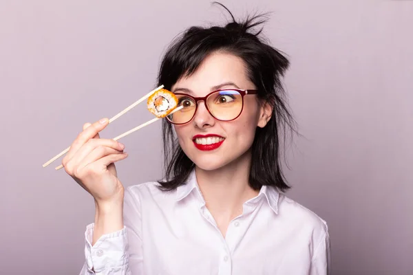 Mulher Negócios Feliz Óculos Comer Sushi Com Pauzinhos Rolos Ásia — Fotografia de Stock