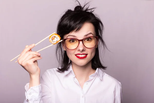 Mulher Negócios Feliz Óculos Comer Sushi Com Pauzinhos Rolos Ásia — Fotografia de Stock
