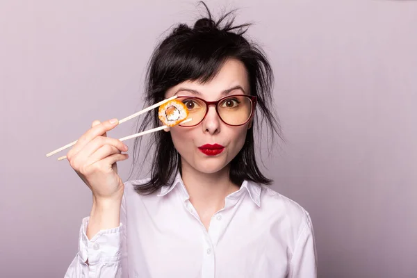 Bela Menina Estudante Detém Pauzinhos Rolos Sushi Japão Ásia — Fotografia de Stock