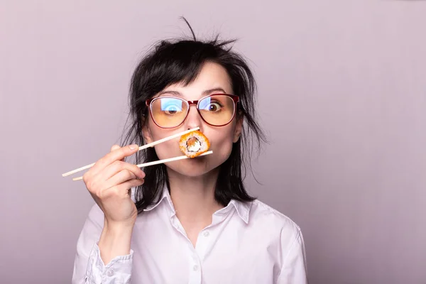 Bela Menina Estudante Detém Pauzinhos Rolos Sushi Japão Ásia — Fotografia de Stock