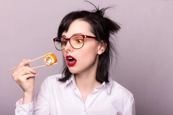 Bela Menina Estudante Detém Pauzinhos Rolos Sushi Japão Ásia — Fotografia de Stock