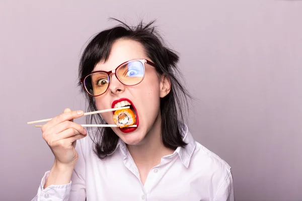 Studentka Czerwoną Szminką Ustach Trzyma Kije Sushi Rolki Japonia Azja — Zdjęcie stockowe