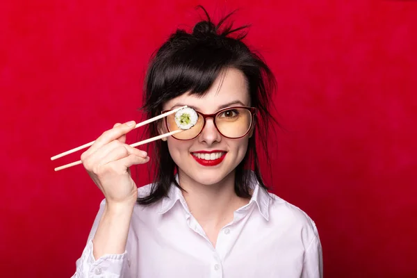 Empresária Óculos Comer Rolos Com Pauzinhos Ásia Japão Fundo Vermelho — Fotografia de Stock