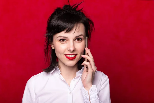 Gerente Menina Uma Camisa Branca Fala Telefone Fundo Vermelho — Fotografia de Stock