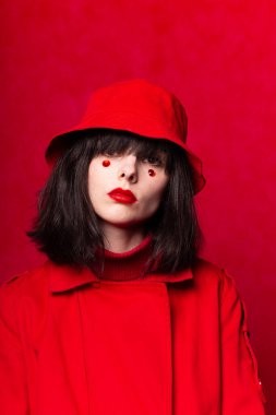 Gözlerinin altında kırmızı halkalar, kırmızı arka plan, kırmızı renk