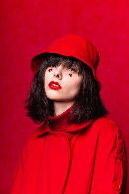 Gözlerinin altında kırmızı halkalar, kırmızı arka plan, kırmızı renk