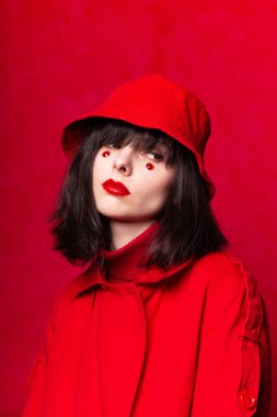 Kırmızı paltolu ve panamalı kadın.