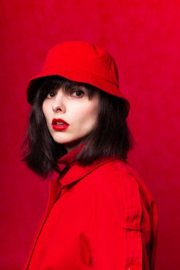 Kırmızı elbiseli kız, kırmızı arka plan