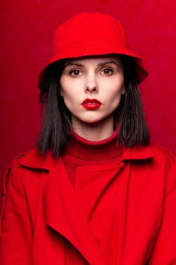 Kırmızılı beyaz tenli esmer