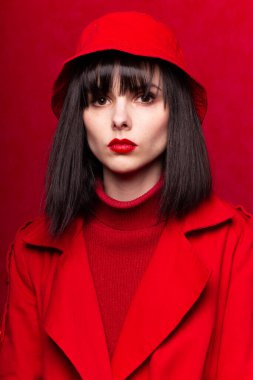 Kırmızı panama şapkalı kız, kırmızı arka plan, yakın plan portre