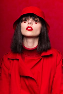 Kırmızılı güzel genç kız