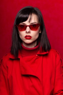 Kırmızılı güzel genç kız