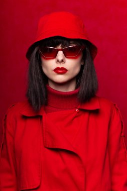 Kırmızılı güzel genç kız