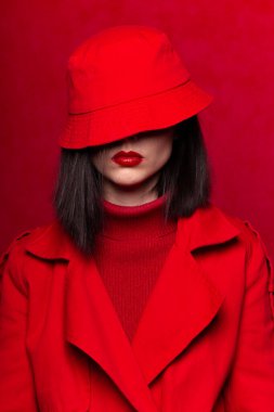 Kırmızılı güzel genç kız