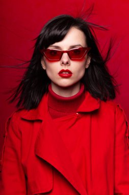 Kırmızılı güzel genç kız