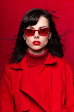 Kırmızılı güzel genç kız