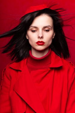 Kırmızılı güzel genç kız