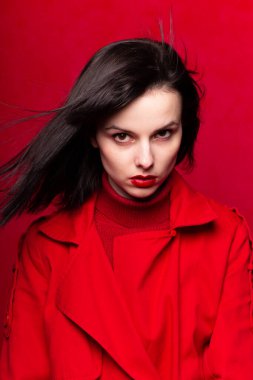 Kırmızı arka planda beyaz tenli kız