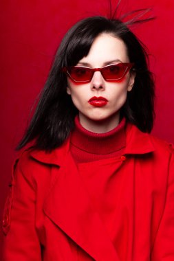 Kırmızılı muhtemel kadın.