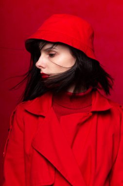 Kırmızı elbiseli kız, kırmızı arka plan, kırmızı dudaklar, saçlarında rüzgar