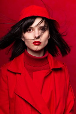 Kırmızı elbiseli kız, kırmızı arka plan, kırmızı dudaklar, saçlarında rüzgar