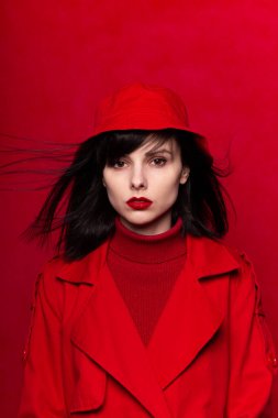 Güzel bir kadının portresi, kırmızı arka plan.